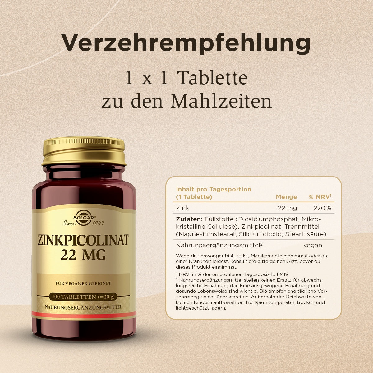 Das Bild zeigt ein Produktetikett für Zinkpicolinat 22 mg von Solgar. Auf der linken Seite ist eine braune Flasche mit goldenem Deckel abgebildet. Rechts daneben sind die Verzehrempfehlung und Inhaltsstoffe auf einem beigen Hintergrund zu sehen. Die Verzehrempfehlung lautet: 1 x 1 Tablette zu den Mahlzeiten. Die Inhaltsstoffe umfassen Zink, Füllstoffe und Trennmittel. Der Text hebt hervor, dass das Produkt für Veganer geeignet ist.