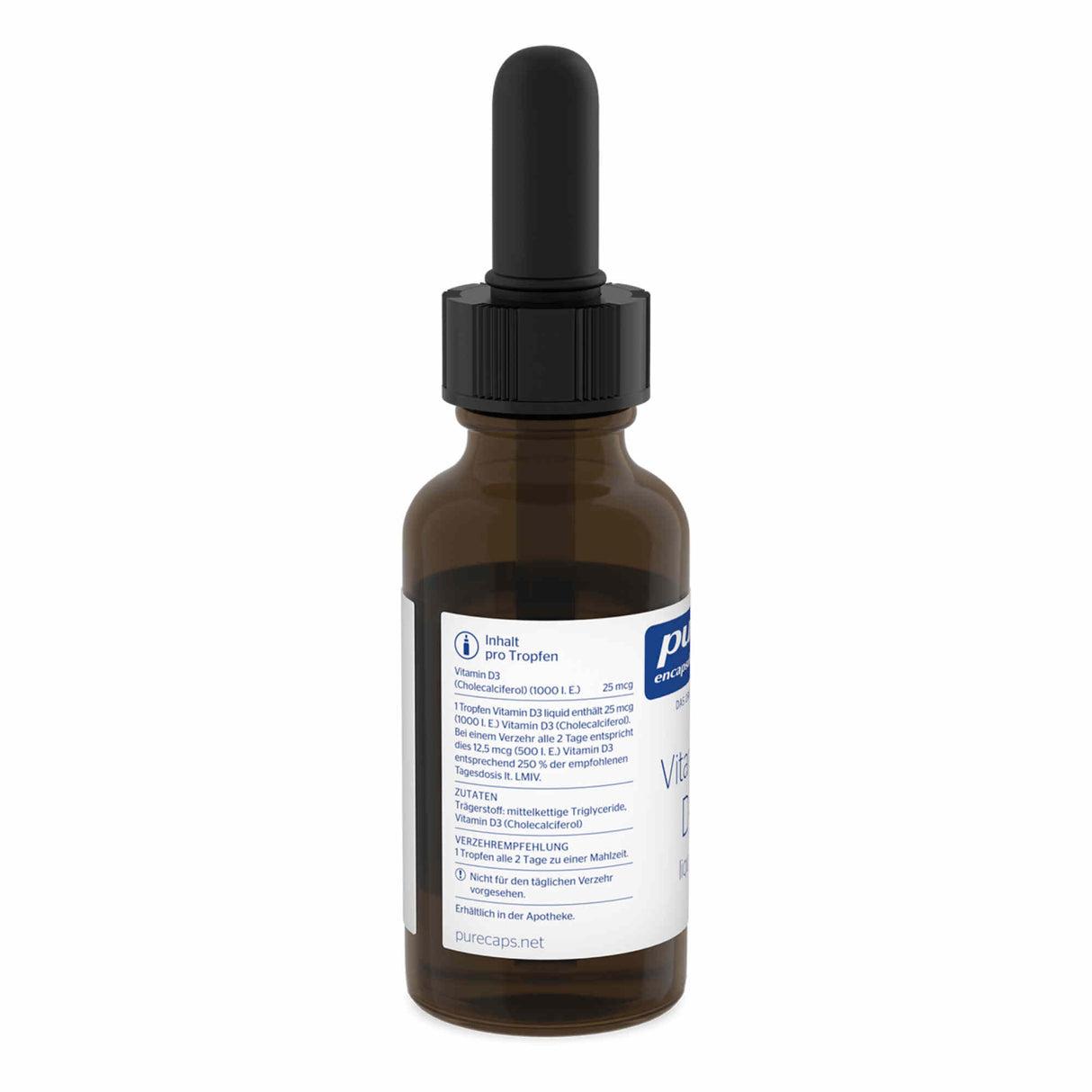 Eine braune Glasflasche mit Pipette, die Vitamin D3 Tropfen enthält. Auf dem Etikett stehen Dosierungsinformationen und Inhaltsstoffe. Die Flasche steht vor einem weißen Hintergrund.