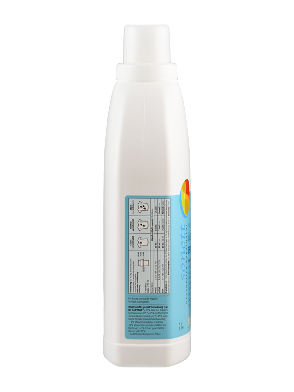 Das Bild zeigt eine weiße Plastikflasche mit einem blauen Etikett. Auf dem Etikett sind Waschanleitungen und ein buntes Logo zu sehen. Die Flasche hat einen Schraubverschluss und enthält 2 Liter Flüssigkeit. Sie steht aufrecht vor einem weißen Hintergrund.