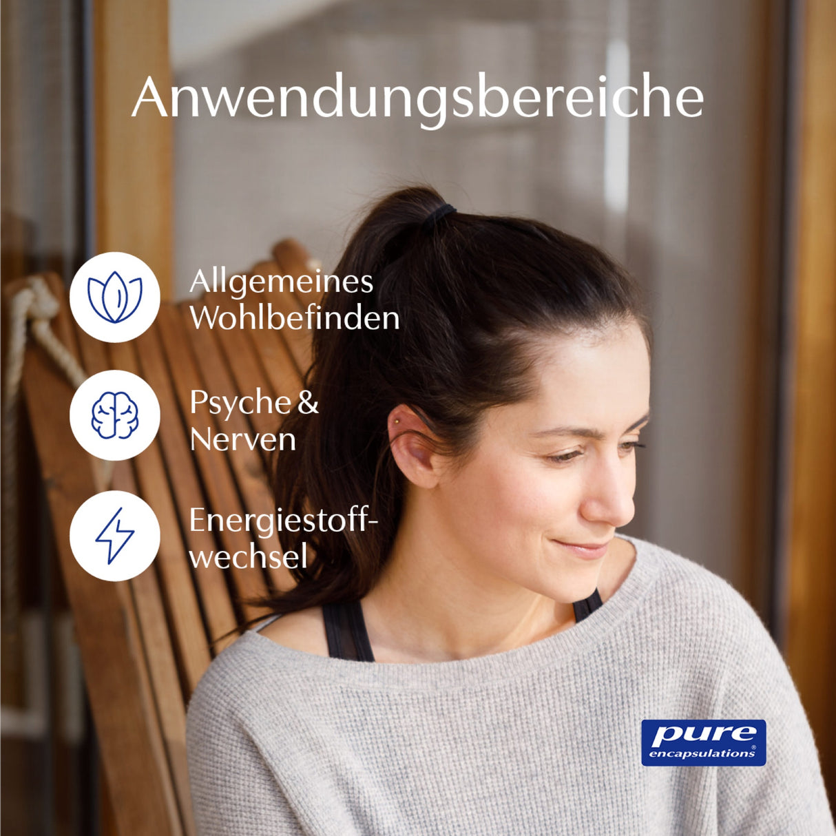 Eine Frau sitzt auf einem Holzstuhl und schaut zur Seite. Neben ihr sind drei Symbole mit Text: 'Allgemeines Wohlbefinden', 'Psyche & Nerven', 'Energiestoffwechsel'. Unten rechts ist das Logo von 'pure encapsulations'.