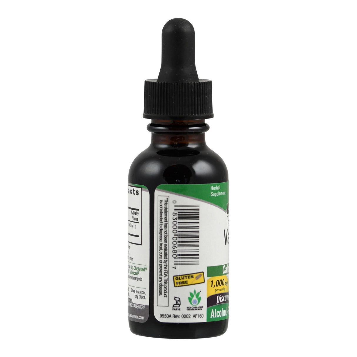 Das Bild zeigt eine braune Glasflasche mit schwarzem Schraubverschluss und Pipette. Auf dem Etikett sind Informationen zu einem Kräuterpräparat zu sehen, darunter eine grüne Fläche mit dem Text "Gluten Free" und ein Barcode. Die Flasche steht vor einem weißen Hintergrund.