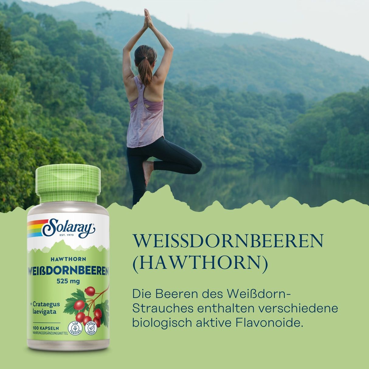 Eine Frau steht in einer Yoga-Pose mit erhobenen Armen am Ufer eines Sees, umgeben von grünen Hügeln. Im Vordergrund ist eine Flasche Solaray Weißdornbeeren-Kapseln abgebildet, daneben ein Text über die gesundheitlichen Vorteile der Beeren.