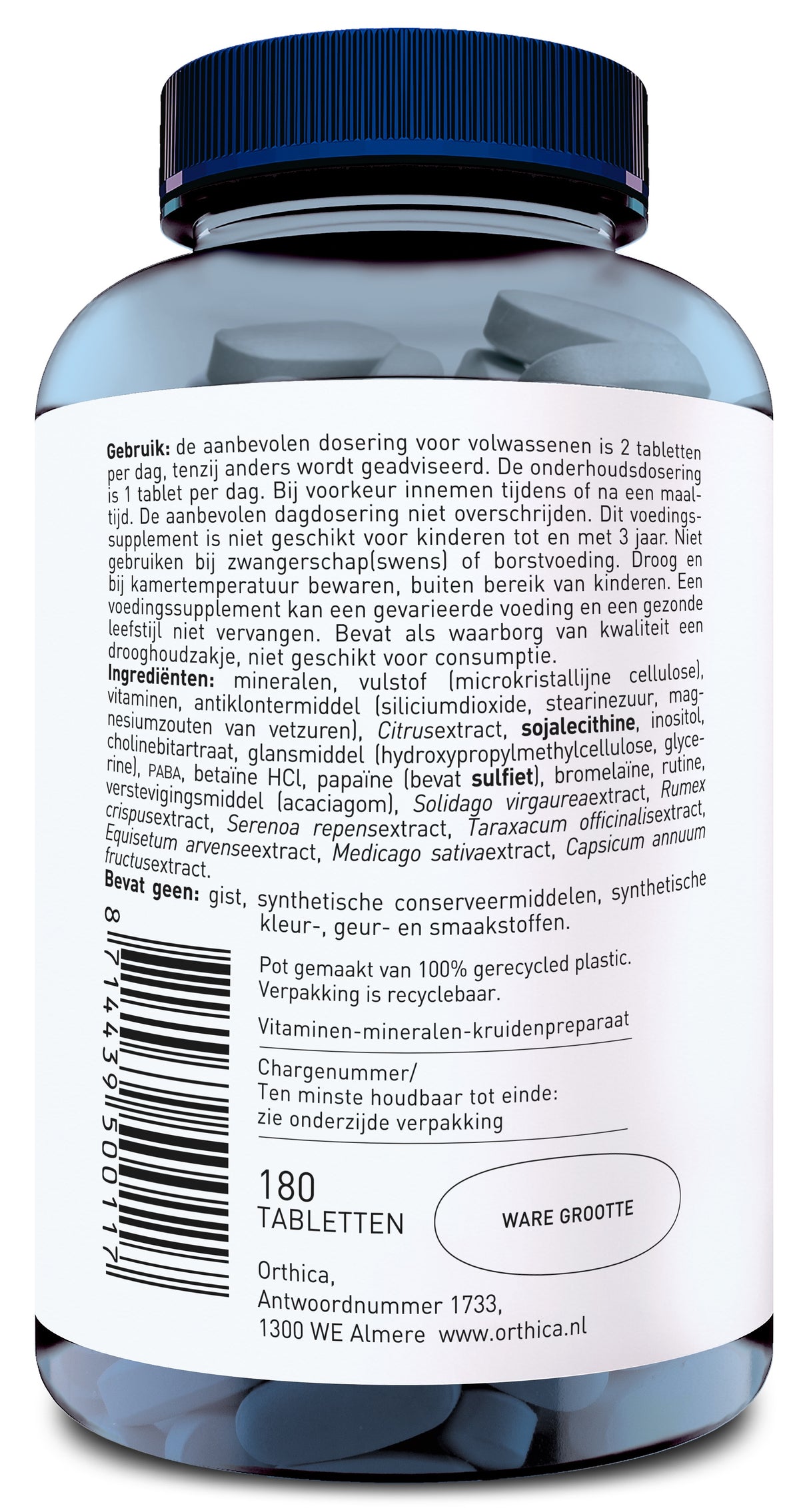 Eine weiße Flasche mit blauer Kappe, die 180 Tabletten enthält. Auf dem Etikett stehen Dosierungs- und Inhaltsstoffinformationen auf Niederländisch. Die Flasche ist aus 100% recyceltem Plastik hergestellt und die Verpackung ist recycelbar. Es gibt einen Barcode und die Adresse des Herstellers in Almere, Niederlande. Die Flasche enthält Vitamine, Mineralien und Kräuterextrakte.