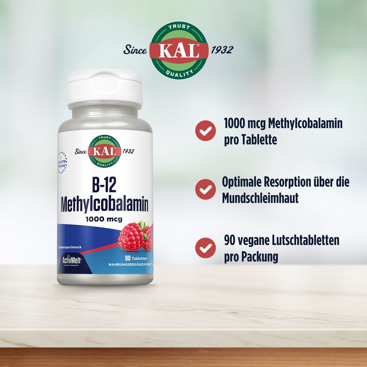 Das Bild zeigt eine Flasche KAL B-12 Methylcobalamin 1000 mcg mit Himbeergeschmack auf einem Tisch. Neben der Flasche sind drei Vorteile aufgeführt: 1000 mcg pro Tablette, optimale Resorption über die Mundschleimhaut und 90 vegane Lutschtabletten pro Packung. Die Flasche hat ein weißes Etikett mit rotem und grünem KAL-Logo. Der Hintergrund ist unscharf und hell.