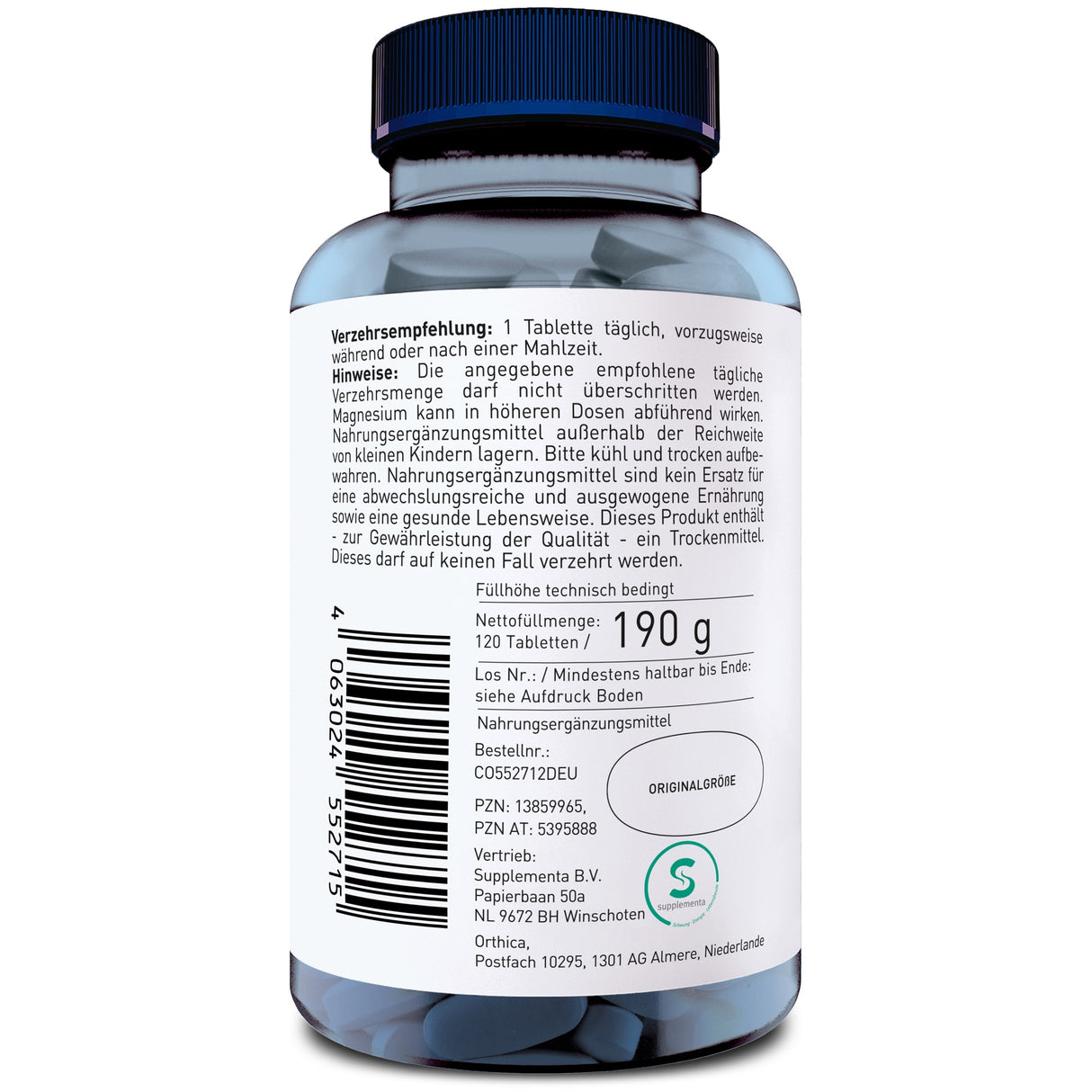 Das Bild zeigt eine transparente Plastikflasche mit blauem Deckel, die Nahrungsergänzungsmittel enthält. Auf dem Etikett sind Verzehrempfehlungen, Hinweise und Angaben zur Nettomenge (190 g) sowie zur Anzahl der Tabletten (120) abgedruckt. Ein Barcode und Herstellerinformationen sind ebenfalls sichtbar. Der Hintergrund ist weiß.
