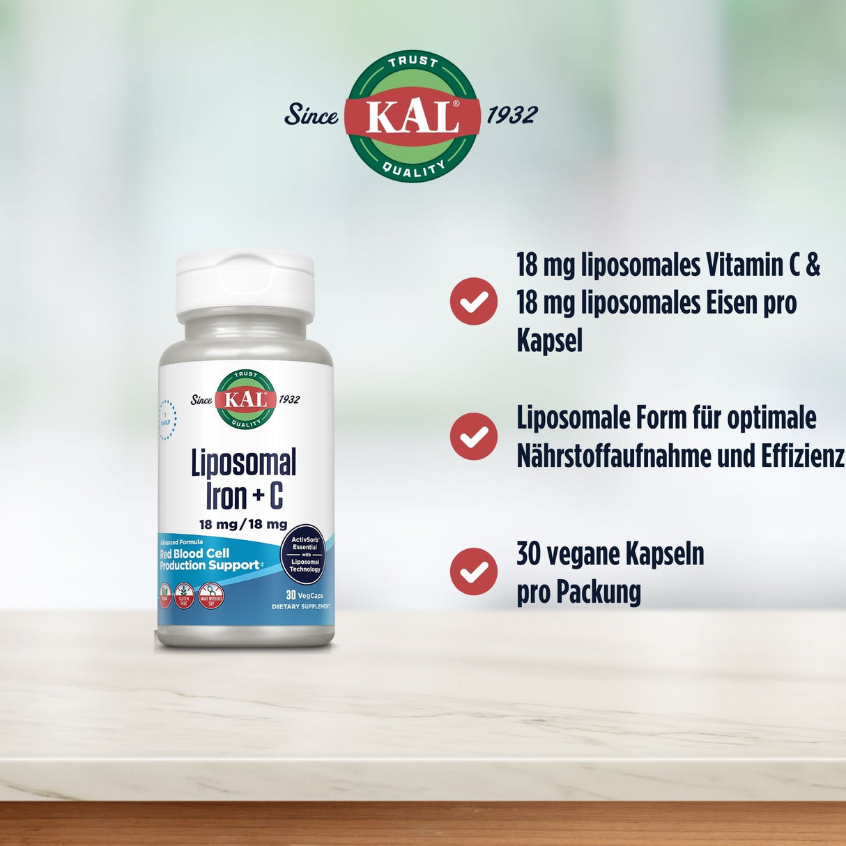 Eine Produktverpackung von KAL Liposomal Iron + C steht auf einem hellen Tisch. Auf der Verpackung steht "18 mg liposomales Eisen + 18 mg Vitamin C". Rechts daneben sind drei Textblöcke mit roten Häkchen: "18 mg liposomales Vitamin C & 18 mg liposomales Eisen pro Kapsel", "Liposomale Form für optimale Nährstoffaufnahme und Effizienz" und "30 vegane Kapseln pro Packung".