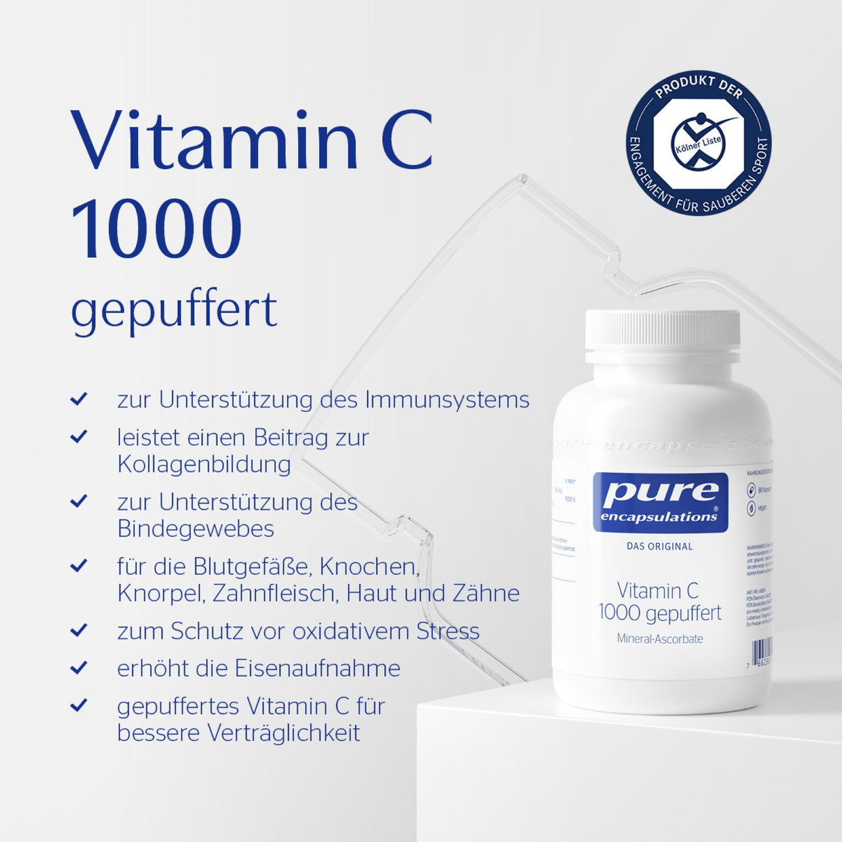 Das Bild zeigt eine weiße Flasche "Vitamin C 1000 gepuffert" von Pure Encapsulations auf einem weißen Hintergrund. Links neben der Flasche sind in blauer Schrift die Vorteile des Produkts aufgelistet, wie Unterstützung des Immunsystems und Kollagenbildung. Oben rechts befindet sich ein Siegel mit der Aufschrift "Produkt der Kölner Liste". Die Flasche steht auf einem weißen Podest, und im Hintergrund ist ein transparentes, geometrisches Element zu sehen.