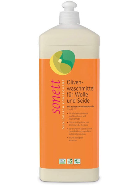 Die Abbildung zeigt eine Flasche Sonett Olivenwaschmittel für Wolle und Seide. Die Flasche ist groß und hat einen Pumpspender. Das Etikett ist orange und enthält Informationen über die Produktvorteile, wie biologische Abbaubarkeit und Eignung für feine Gewebe. Das Produkt ist für Temperaturen von 20-40°C geeignet und enthält Lavendelduft.