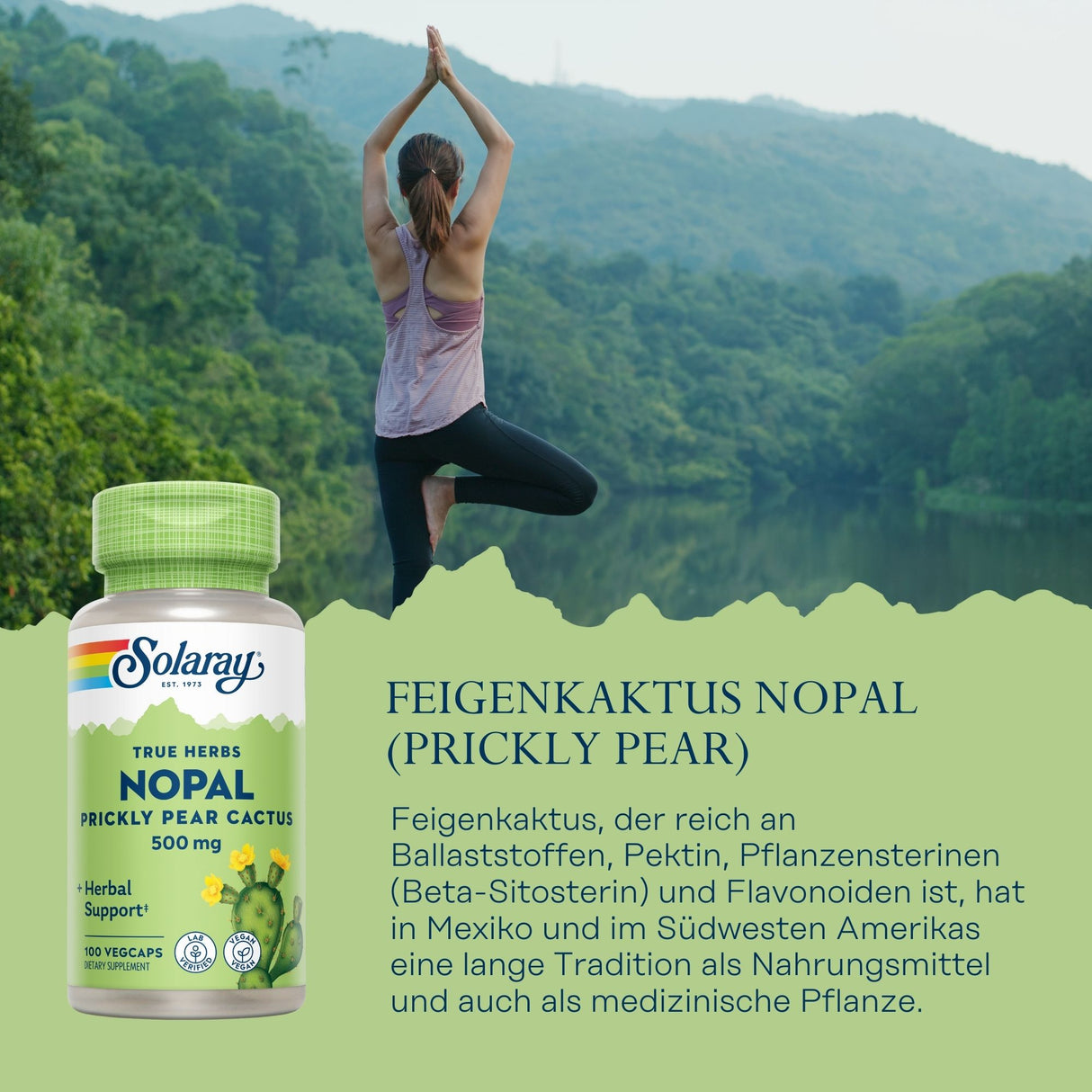 Eine Frau steht in der Yoga-Pose auf einem Bein mit erhobenen Armen vor einer bewaldeten Berglandschaft. Links im Bild ist eine Flasche mit der Aufschrift 'Solaray Nopal Prickly Pear Cactus 500 mg' zu sehen. Der Hintergrund zeigt einen bewaldeten See und Berge. Text im Bild beschreibt die Vorteile von Feigenkaktus als Nahrungsergänzungsmittel.