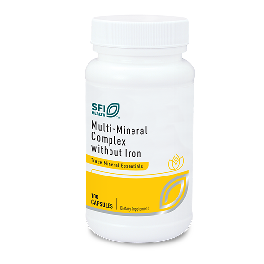 Das Bild zeigt eine weiße Plastikflasche mit einem gelben Etikett. Auf dem Etikett steht „SFI Health Multi-Mineral Complex without Iron“. Die Flasche enthält 100 Kapseln und ist als Nahrungsergänzungsmittel gekennzeichnet. Die Flasche steht vor einem neutralen Hintergrund.