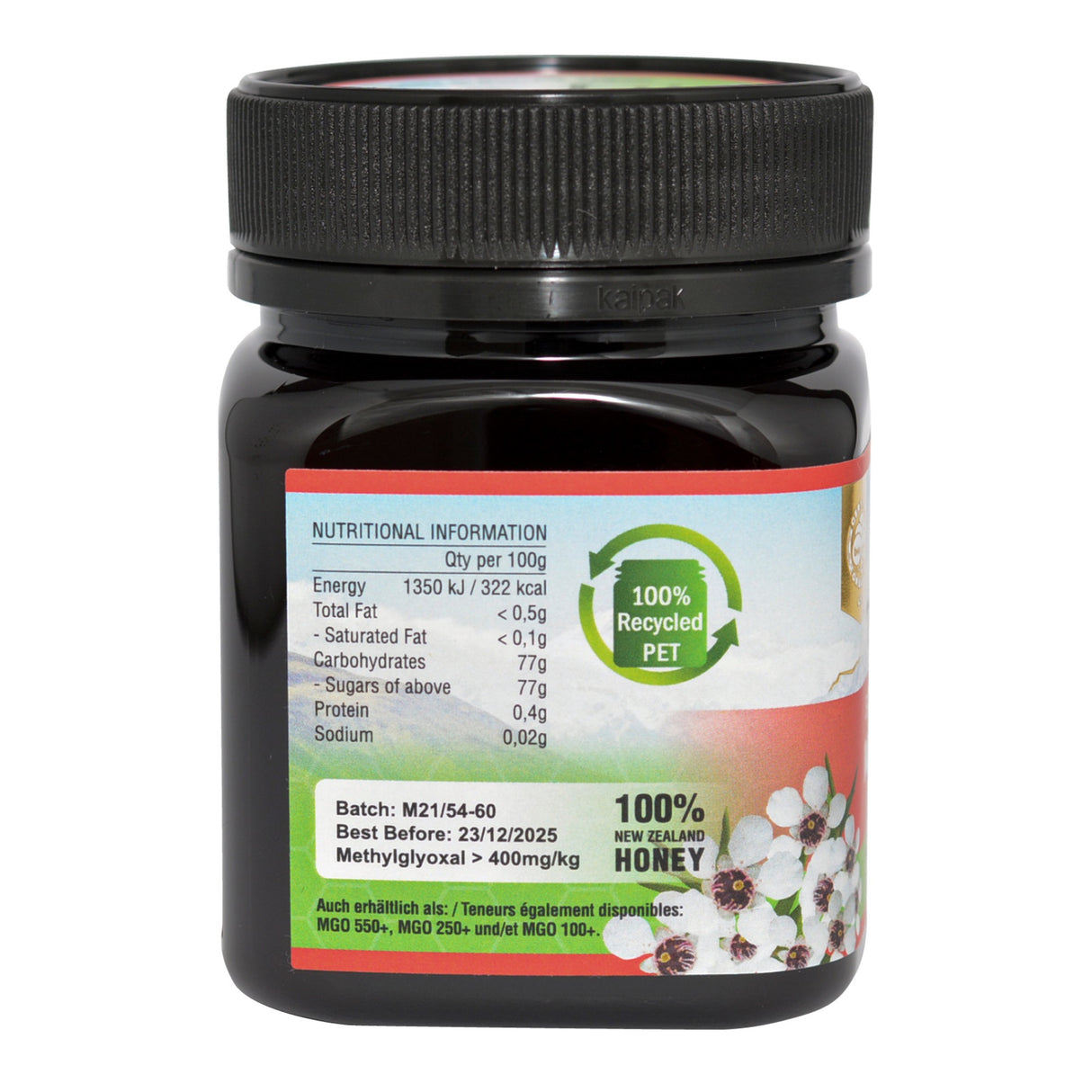 Ein Glas mit schwarzem Deckel, das ein Etikett mit Nährwertangaben und der Aufschrift "100% Recycled PET" trägt. Das Etikett zeigt auch "100% New Zealand Honey" und das Mindesthaltbarkeitsdatum 23/12/2025. Auf dem Etikett sind zudem Blumen abgebildet.