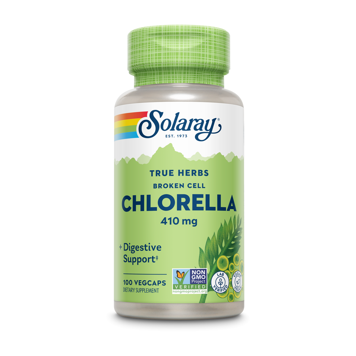 Eine Plastikflasche mit einem grünen Deckel, die Solaray True Herbs Broken Cell Chlorella 410 mg Kapseln enthält. Die Flasche zeigt das Solaray-Logo und Informationen über Verdauungsunterstützung. Auf dem Etikett sind auch das Non-GMO-Projekt-Logo und andere Zertifikate abgebildet.