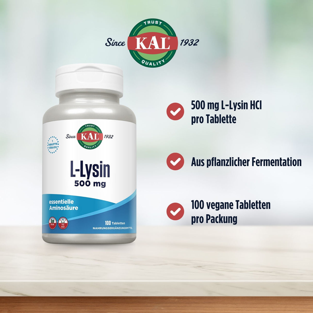 Das Bild zeigt eine Flasche L-Lysin 500 mg von KAL auf einem Tisch. Auf der rechten Seite stehen die Vorteile: 500 mg L-Lysin HCl pro Tablette, aus pflanzlicher Fermentation, 100 vegane Tabletten pro Packung. Oben ist das KAL-Logo zu sehen.