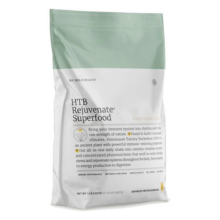 Die Abbildung zeigt eine Verpackung von HTB Rejuvenate Superfood, Geschmacksrichtung French Vanilla. Die Verpackung ist in einem hellgrünen und weißen Design gehalten. Auf der Vorderseite sind Produktinformationen und ein Text über die Vorteile des Produkts abgedruckt. Das Superfood enthält Himalaya-Tataren-Buchweizen, der das Immunsystem stärken soll. Das Produkt ist als Shake-Mix zur täglichen Einnahme gedacht und bietet vollständiges Protein und konzentrierte Phytonährstoffe.