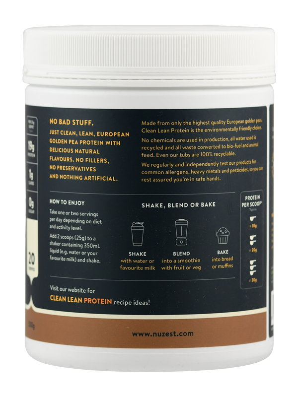 Verpackung von Clean Lean Protein mit Text über Inhaltsstoffe, Verwendung und Nährwerte. Enthält Anweisungen für Shakes, Smoothies und Backen.