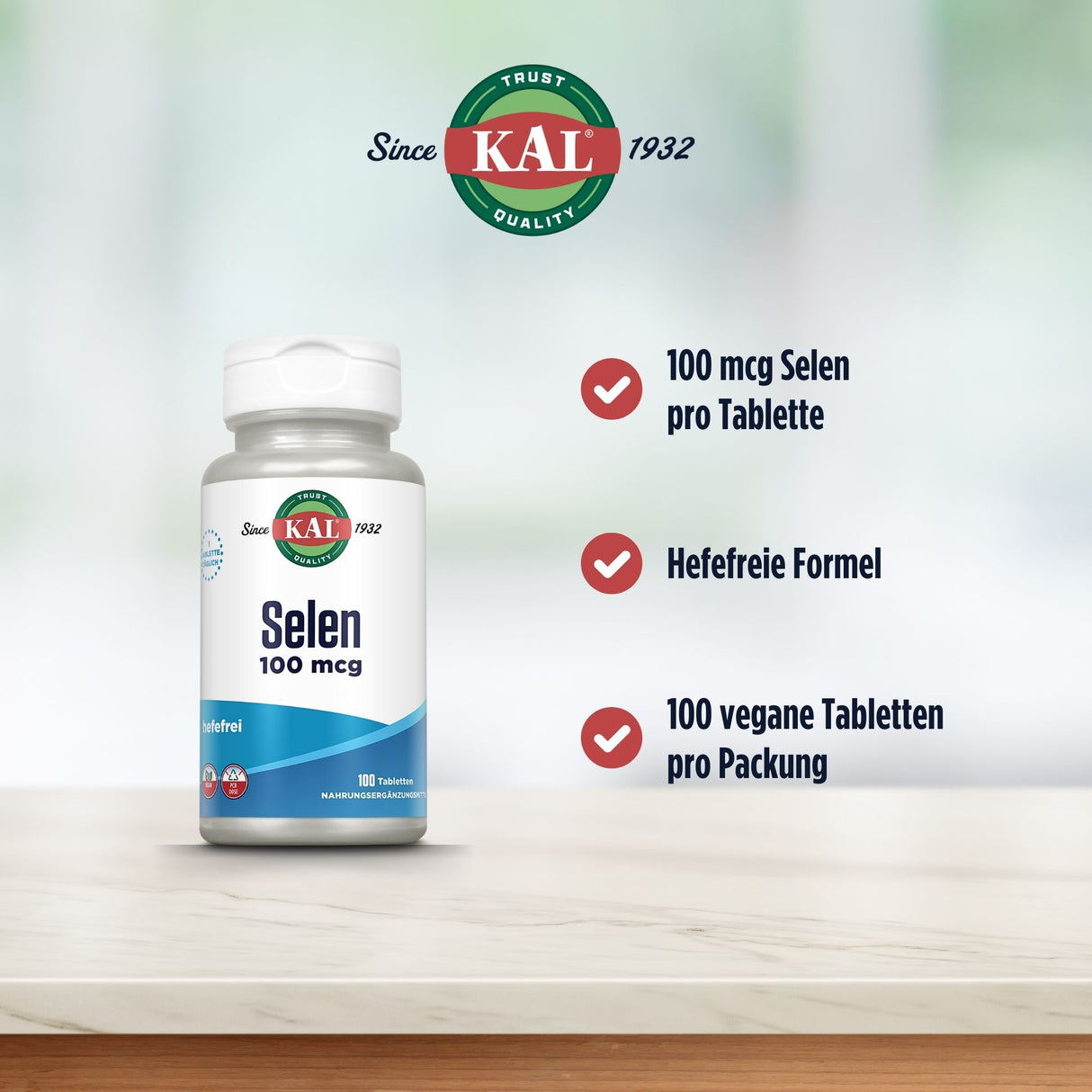 Das Bild zeigt eine Flasche KAL Selen 100 mcg Tabletten auf einem Tisch. Auf der Flasche steht 'hefe- und glutenfrei'. Daneben sind drei Punkte hervorgehoben: '100 mcg Selen pro Tablette', 'Hefefreie Formel', '100 vegane Tabletten pro Packung'. Im Hintergrund ist das KAL-Logo zu sehen mit der Aufschrift 'Since 1932'.