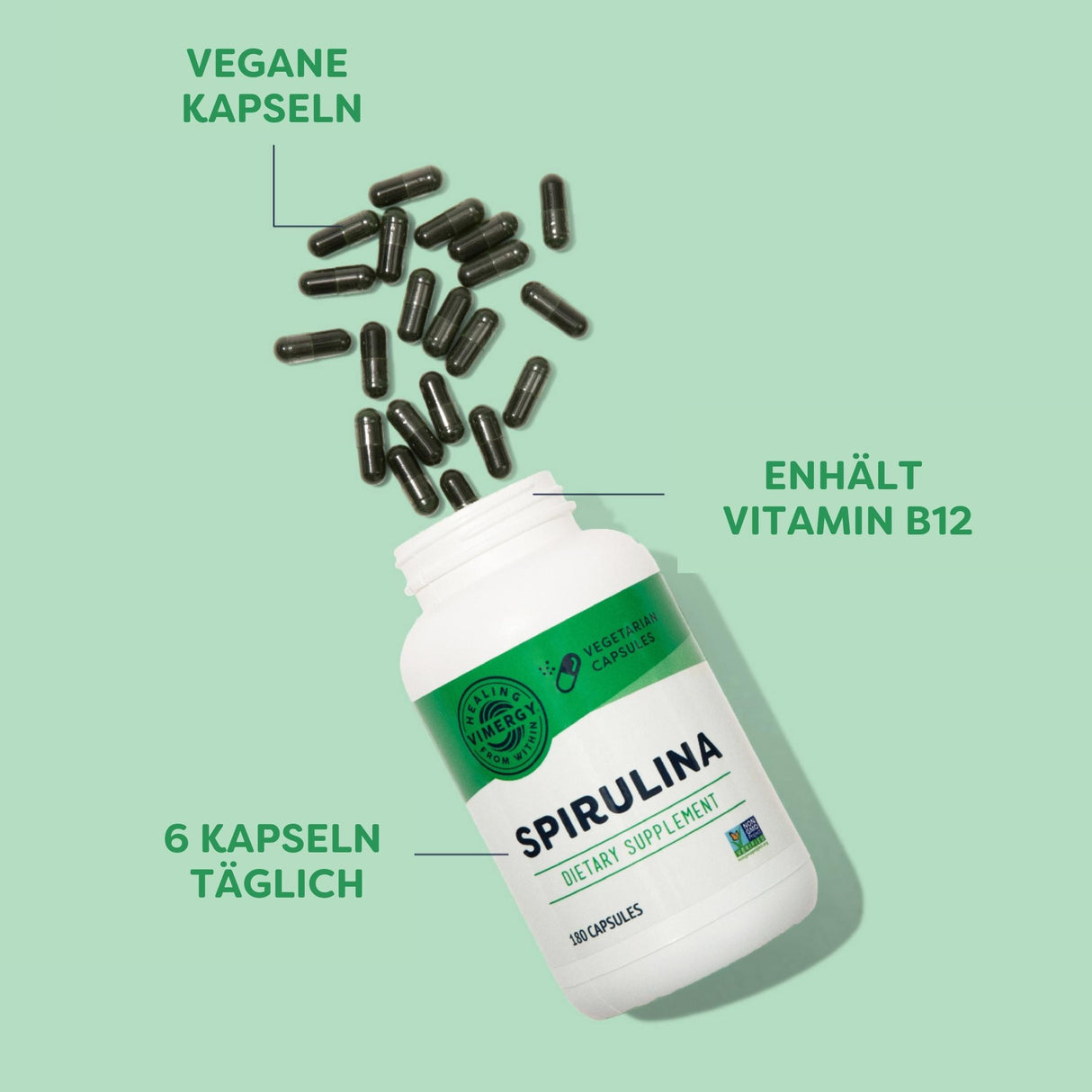 Ein grünes Supplement-Fläschchen mit der Aufschrift 'Spirulina'. Kapseln sind verstreut. Beschriftungen: 'Vegane Kapseln', 'Enthält Vitamin B12', '6 Kapseln täglich'.