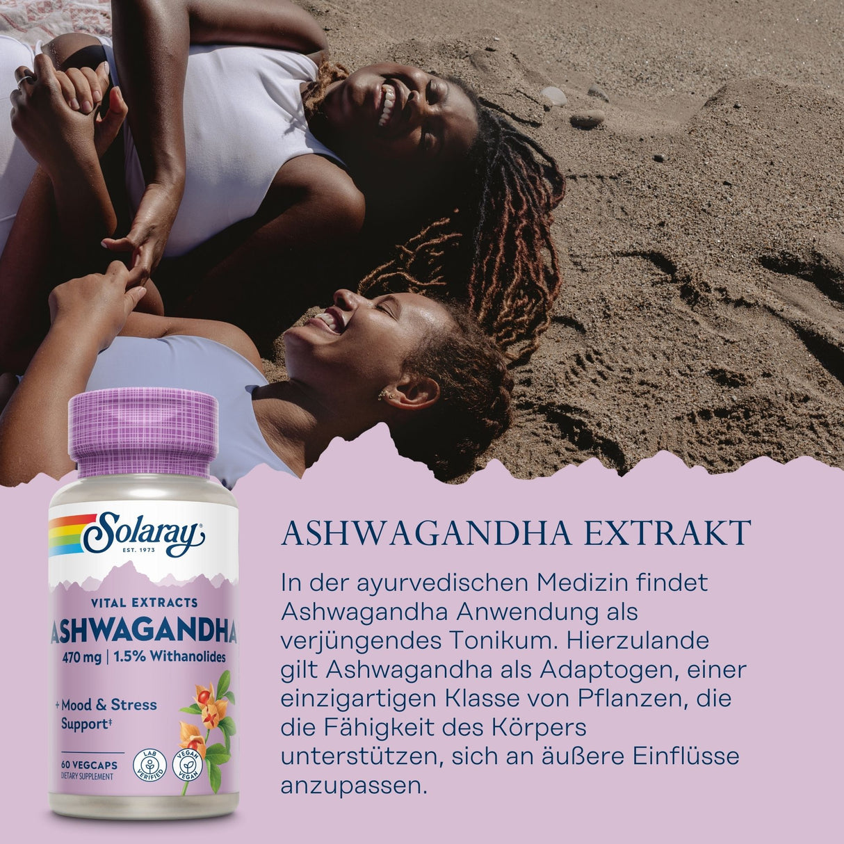 Zwei Frauen liegen lachend am Strand. Im Vordergrund ist ein Solaray Ashwagandha-Fläschchen abgebildet. Der Text erklärt die Anwendung von Ashwagandha in der ayurvedischen Medizin als Tonikum und Adaptogen.