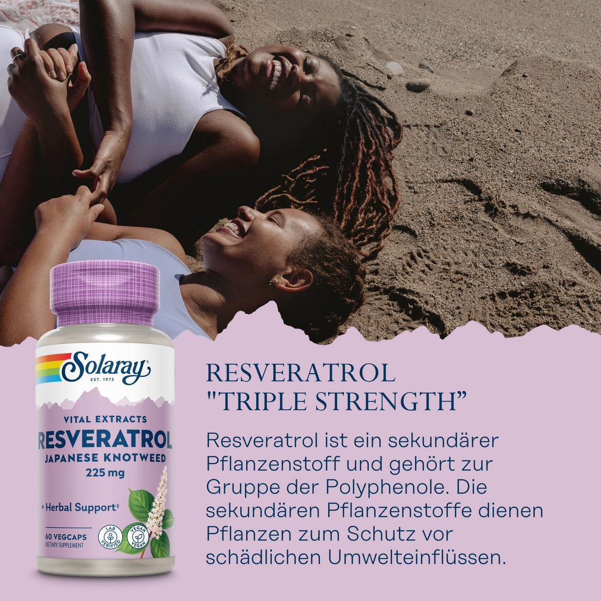 Zwei Menschen liegen lachend am Sandstrand. Im Vordergrund eine Flasche Solaray Resveratrol mit lila Deckel. Text beschreibt Resveratrol als sekundären Pflanzenstoff aus japanischem Staudenknöterich, 225 mg pro Kapsel, 60 Vegcaps.