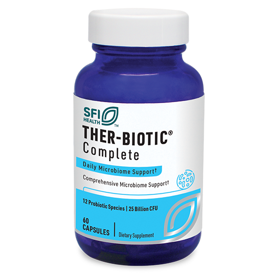 Das Bild zeigt eine blaue Plastikflasche mit weißem Etikett, auf dem "SFI Health THER-BIOTIC Complete" steht. Die Flasche enthält 60 Kapseln zur Unterstützung des Mikrobioms. Auf dem Etikett sind weitere Informationen zu den enthaltenen probiotischen Stämmen und der CFU-Zahl angegeben. Der Hintergrund ist neutral und einfarbig.