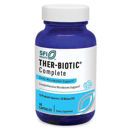 Das Bild zeigt eine blaue Plastikflasche mit weißem Etikett, auf dem "SFI Health THER-BIOTIC Complete" steht. Die Flasche enthält 60 Kapseln zur Unterstützung des Mikrobioms. Auf dem Etikett sind weitere Informationen zu den enthaltenen probiotischen Stämmen und der CFU-Zahl angegeben. Der Hintergrund ist neutral und einfarbig.