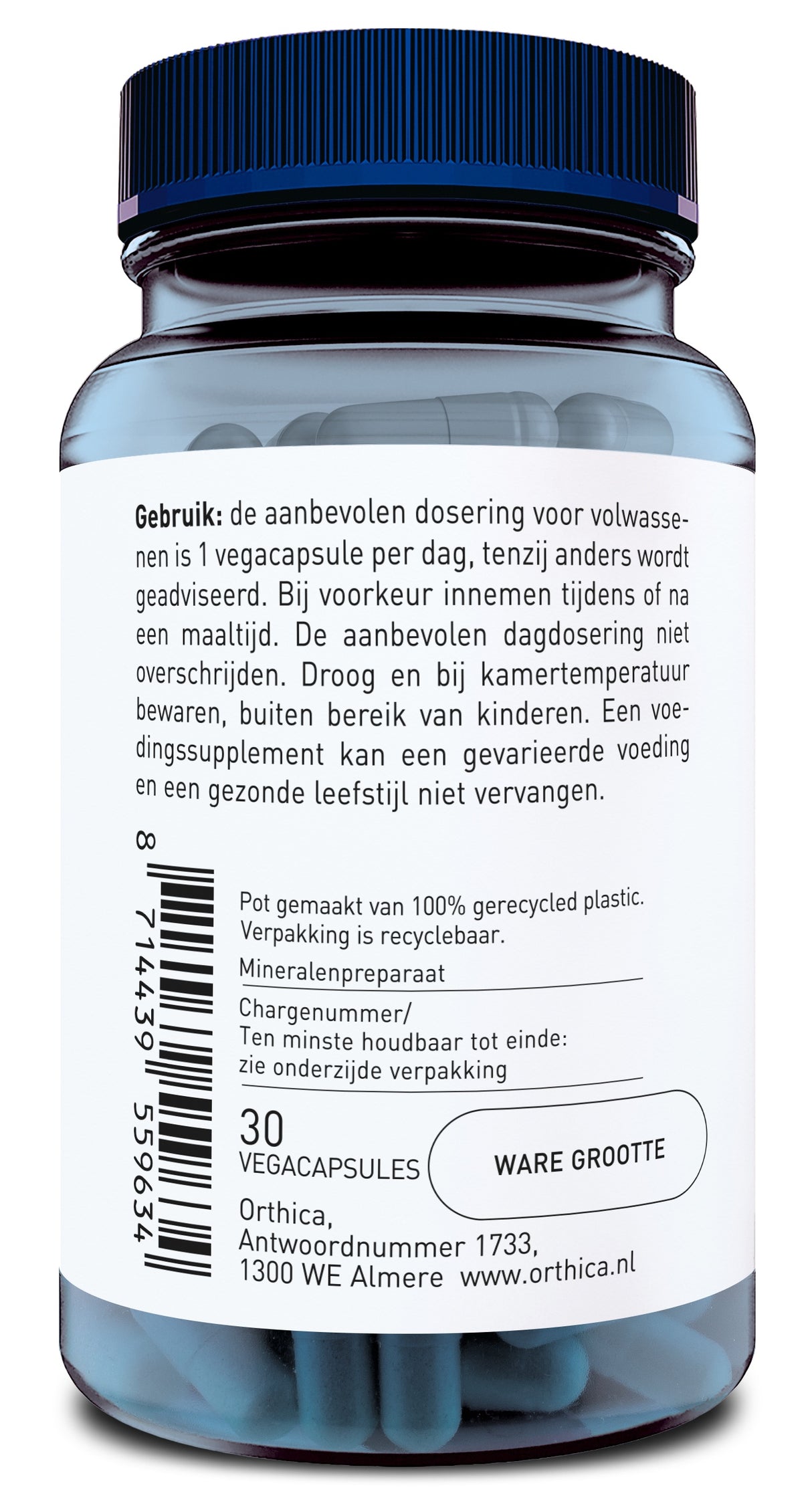Eine durchsichtige Plastikflasche mit einem blauen Schraubverschluss, gefüllt mit blauen Vegacapsules. Auf dem Etikett steht eine Gebrauchsanweisung in niederländischer Sprache, die die empfohlene Dosierung beschreibt. Die Verpackung ist aus 100% recyceltem Plastik.