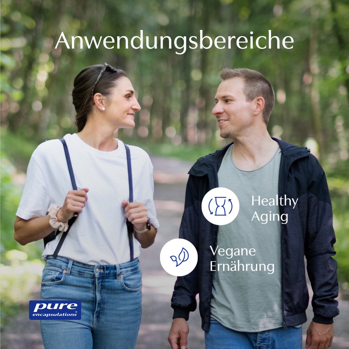 Zwei Personen, eine Frau und ein Mann, gehen lächelnd auf einem Waldweg. Sie tragen Freizeitkleidung. Im Bild sind die Begriffe "Anwendungsbereiche", "Healthy Aging", "Vegane Ernährung" und das Logo von Pure Encapsulations zu sehen.