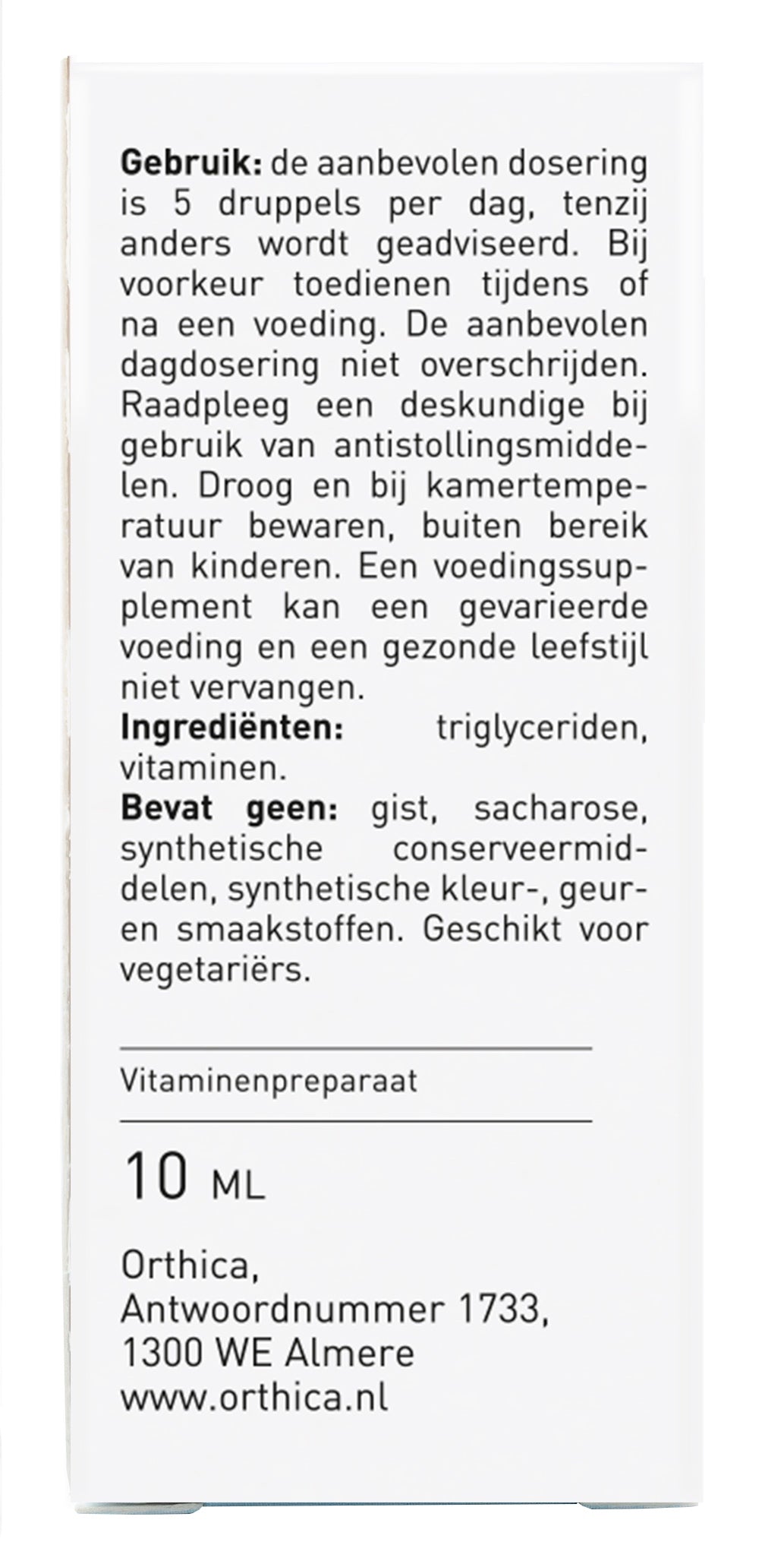Das Bild zeigt die Rückseite einer Verpackung eines Vitaminpräparats von Orthica. Die Verpackung enthält Gebrauchsanweisungen und Inhaltsstoffe auf Niederländisch. Empfohlene Dosis ist 5 Tropfen pro Tag. Es wird darauf hingewiesen, dass das Produkt keine Hefe, Saccharose oder synthetische Konservierungsstoffe enthält und für Vegetarier geeignet ist. Die Verpackung hat eine weiße Hintergrundfarbe mit schwarzem Text. Die Adresse des Herstellers in Almere, Niederlande, ist ebenfalls angegeben.