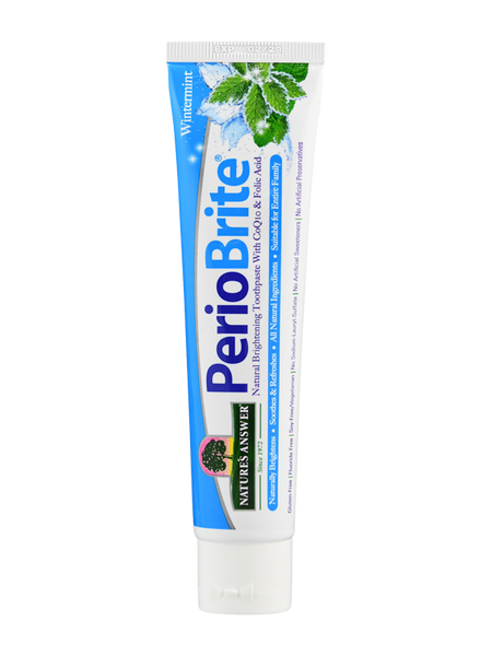 Eine Tube Zahnpasta mit der Aufschrift 'PerioBrite' steht aufrecht. Die Verpackung ist blau und weiß mit einem Minzblatt-Design und dem Text 'Wintermint'.