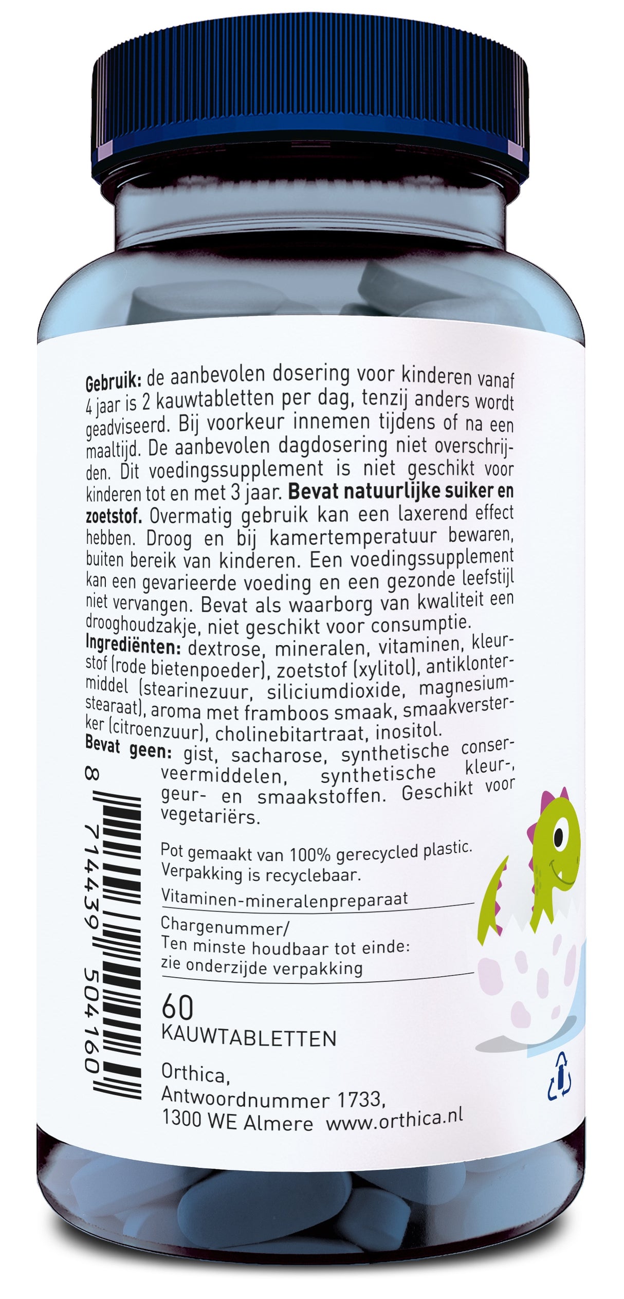 Das Bild zeigt eine Flasche mit einem blauen Schraubverschluss und einem Etikett in niederländischer Sprache. Die Flasche enthält 60 Kautabletten eines Vitamin-Mineralstoffpräparats von Orthica. Auf dem Etikett sind Informationen zur Dosierung, Zutaten und Lagerung angegeben. Die Flasche besteht aus 100% recyceltem Plastik und ist recycelbar. Es gibt einen Barcode und eine Adresse in Almere, Niederlande. Ein kleines Dinosaurier-Illustration ist ebenfalls sichtbar.