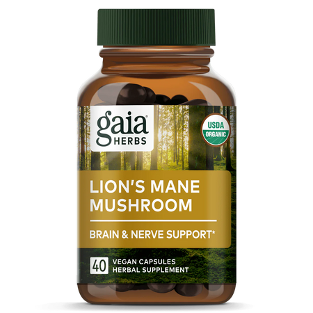 Die Abbildung zeigt eine braune Flasche mit einem grünen Deckel, die 40 vegane Kapseln eines Nahrungsergänzungsmittels enthält. Auf dem Etikett steht 'Gaia Herbs Lion's Mane Mushroom Brain & Nerve Support'. Ein USDA Organic-Siegel ist sichtbar. Der Hintergrund des Etiketts zeigt einen Wald mit Sonnenlicht.