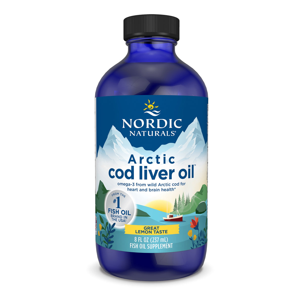 Eine blaue Flasche mit der Aufschrift 'Nordic Naturals Arctic Cod Liver Oil'. Die Flasche zeigt eine Landschaft mit Bergen, Bäumen und einem Boot. Es handelt sich um ein Fischölpräparat mit Zitronengeschmack, das aus wildem arktischem Kabeljau gewonnen wird. Die Flasche enthält 237 ml.