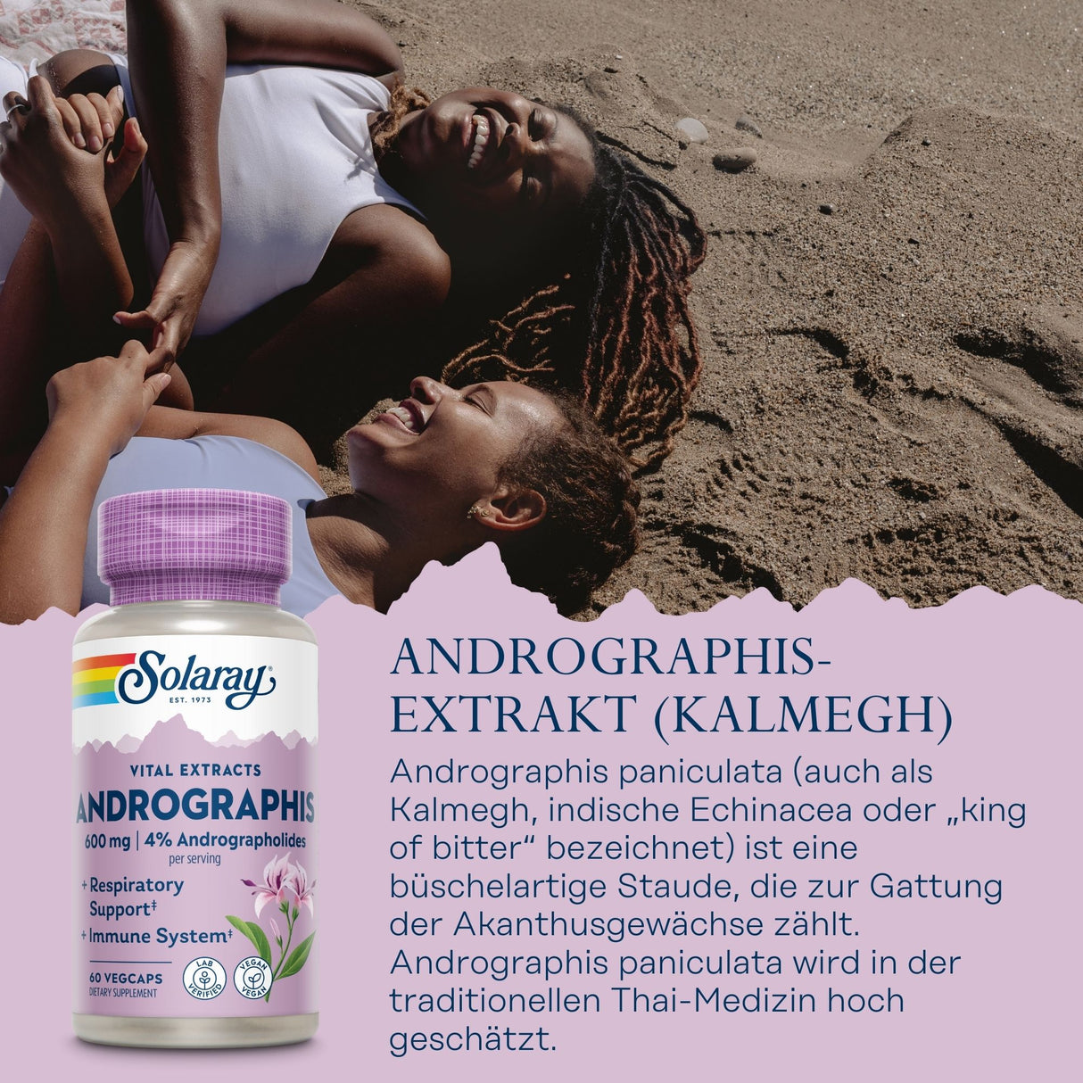 Zwei lachende Frauen liegen am Strand auf dem Rücken, halten sich an den Händen und schauen sich an. Im Vordergrund ist eine Flasche Solaray Andrographis-Extrakt abgebildet. Text auf dem Bild erklärt die Vorteile von Andrographis paniculata, auch bekannt als Kalmegh, ein traditionelles Heilmittel in der Thai-Medizin.