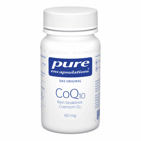 Das Bild zeigt eine weiße Plastikflasche mit einem Schraubverschluss. Auf dem Etikett steht 'pure encapsulations', 'CoQ10', 'Rein bioaktives Coenzym Q10', und '60 mg'. Die Flasche ist für Nahrungsergänzungsmittel und hat einen Barcode an der Seite.
