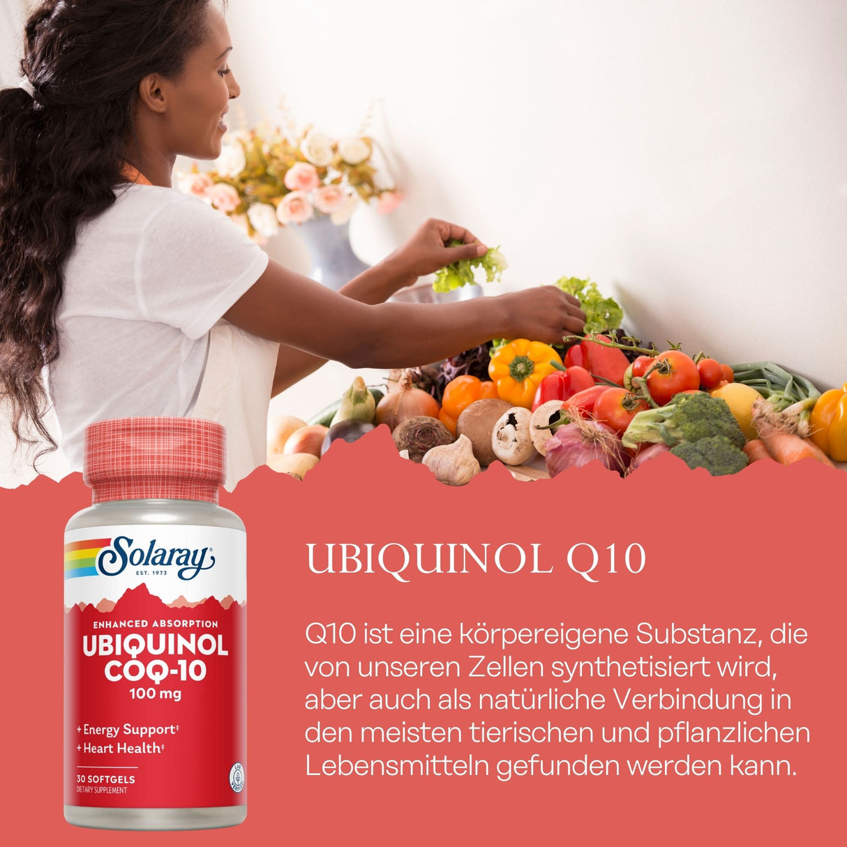 Eine Frau bereitet in einer hellen Küche frisches Gemüse zu. Auf der Arbeitsfläche liegen Tomaten, Paprika und Brokkoli. Im Vordergrund ist eine Flasche Solaray Ubiquinol CoQ-10 Nahrungsergänzungsmittel zu sehen. Der Hintergrund ist weiß und mit Blumen dekoriert.