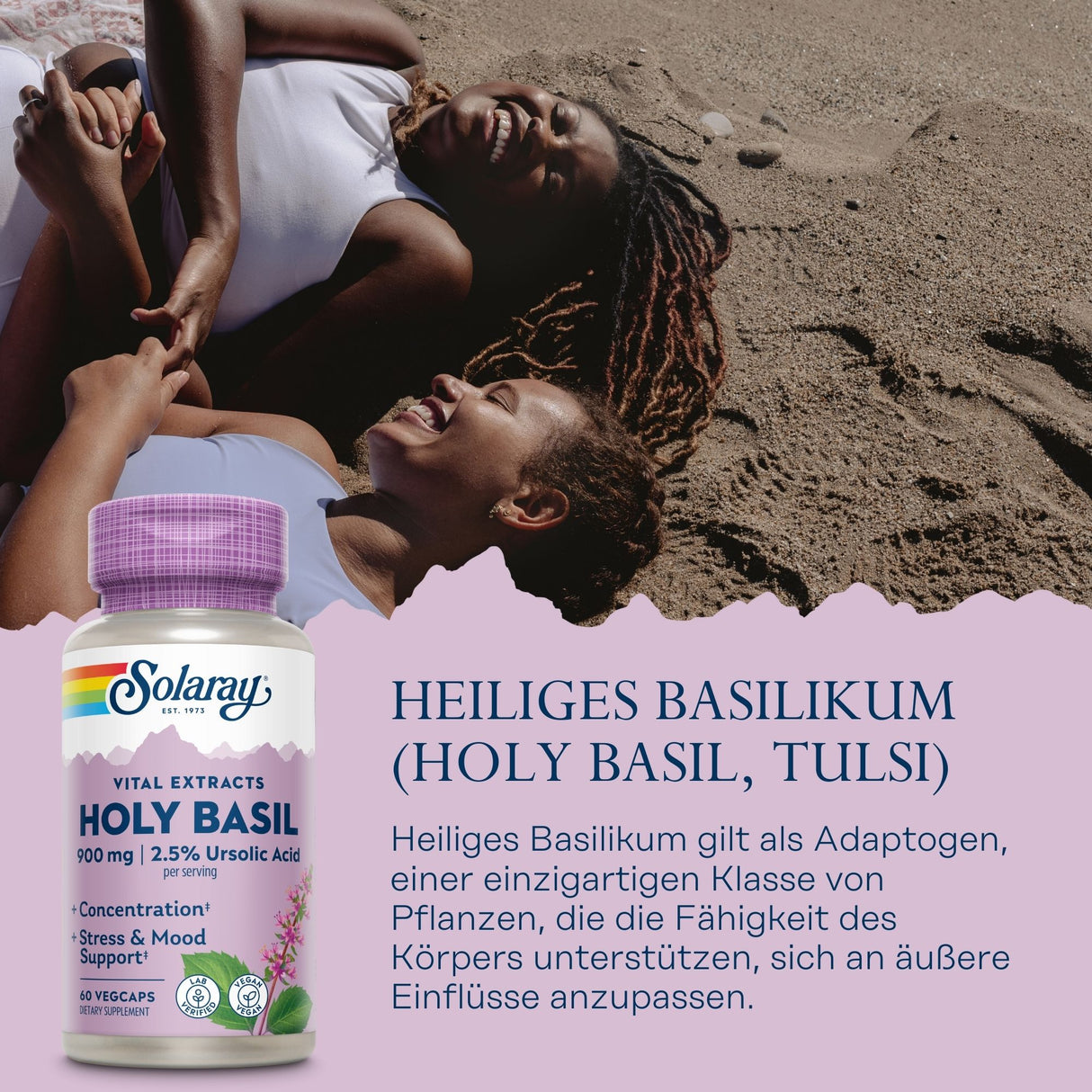 Zwei lachende Frauen liegen am Strand. Eine Flasche Solaray Holy Basil Nahrungsergänzungsmittel ist abgebildet. Text erklärt die Vorteile von Heiligem Basilikum.