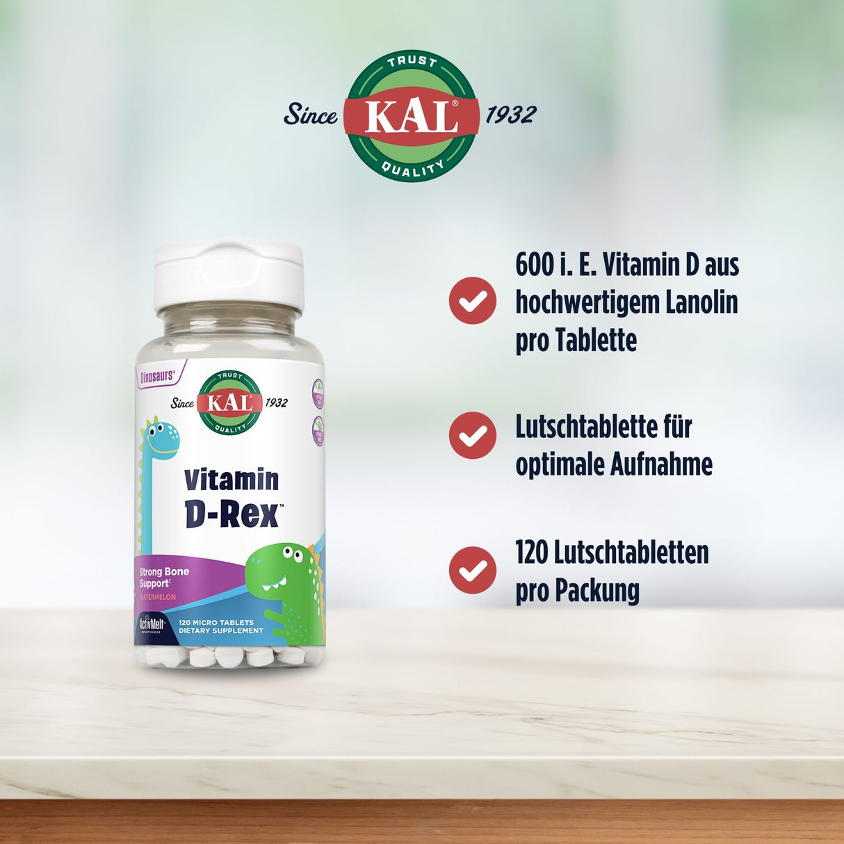 Das Bild zeigt eine Flasche mit dem Produktnamen "Vitamin D-Rex" von der Marke KAL. Die Flasche steht auf einer hellen Oberfläche, im Hintergrund ist ein verschwommener grüner Hintergrund zu sehen. Auf der Flasche sind bunte Dinosaurier abgebildet. Rechts neben der Flasche sind drei Textpunkte mit Häkchen: "600 i. E. Vitamin D aus hochwertigem Lanolin pro Tablette", "Lutschtablette für optimale Aufnahme" und "120 Lutschtabletten pro Packung".