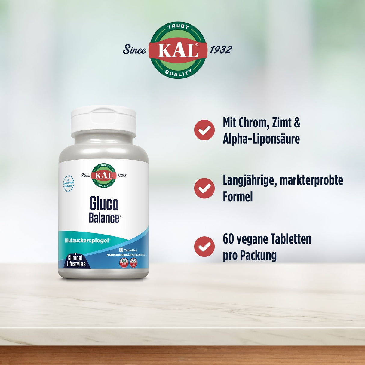 Eine Flasche des Nahrungsergänzungsmittels 'KAL Gluco Balance' steht auf einem Tisch. Auf der Flasche sind Informationen zu Inhaltsstoffen und Nutzen zu sehen. Im Hintergrund ist ein verschwommener Raum. Rechts neben der Flasche sind drei Textblöcke mit Häkchen, die die Vorteile des Produkts hervorheben: Mit Chrom, Zimt & Alpha-Liponsäure; Langjährige, markterprobte Formel; 60 vegane Tabletten pro Packung. Oben ist das KAL-Logo mit dem Text 'Since 1932'.