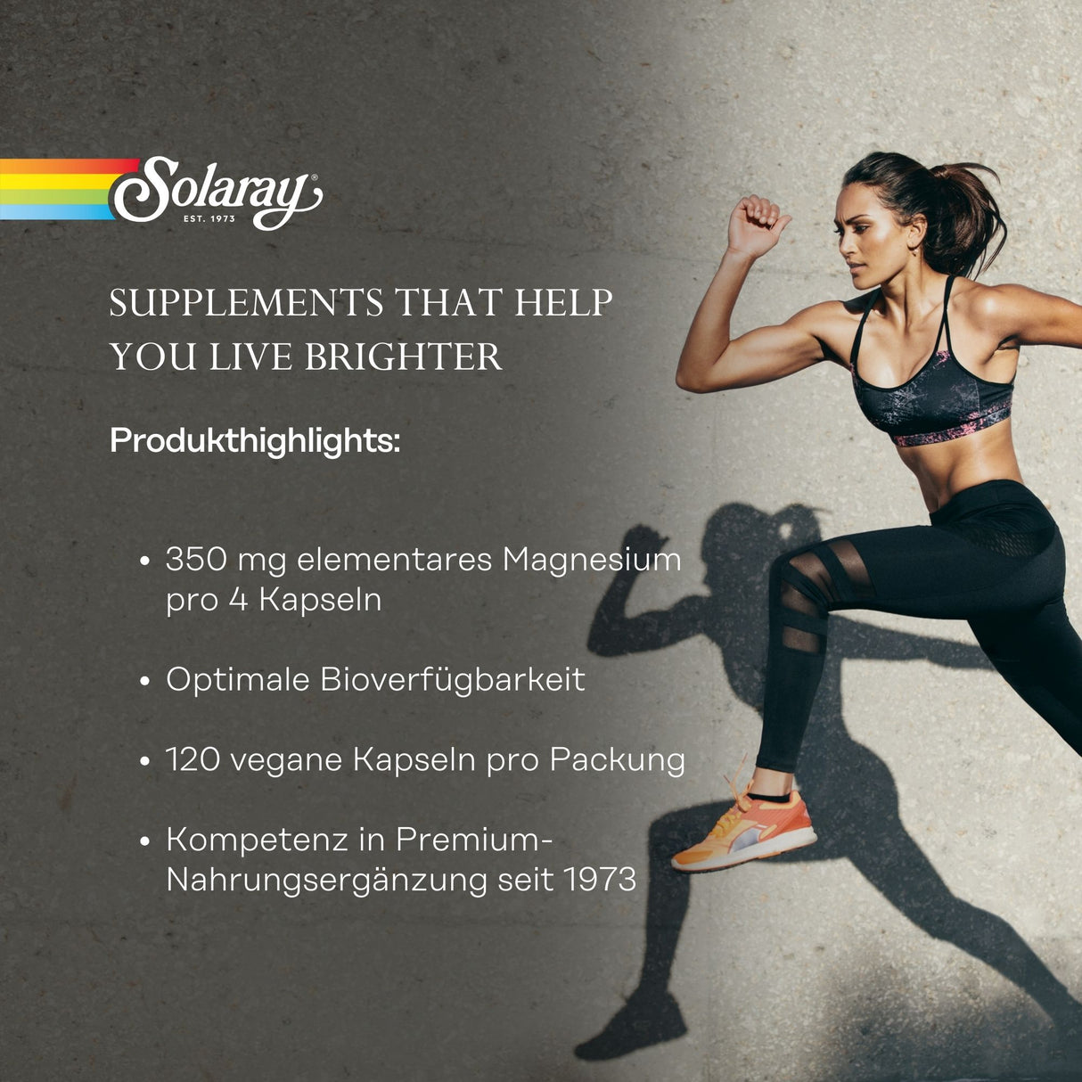 Das Bild zeigt eine Frau in Sportkleidung, die einen dynamischen Sprung macht. Sie trägt ein schwarzes Sport-BH und schwarze Leggings. Im Hintergrund sind die Markeninformationen von Solaray zu sehen, inklusive Produktvorteilen wie Magnesiumgehalt, Bioverfügbarkeit und veganen Kapseln. Die Frau scheint sich auf einem Betonboden zu befinden, und das Bild vermittelt ein Gefühl von Energie und Bewegung. Der Text hebt die Premium-Qualität und langjährige Erfahrung der Marke hervor.