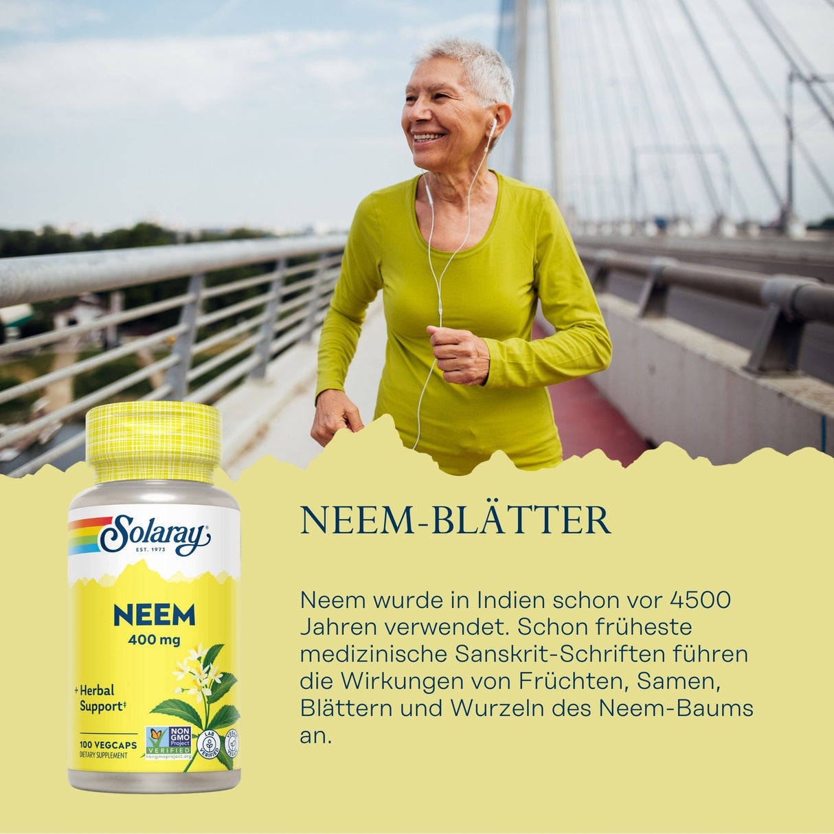 Eine ältere Frau in einem gelben Langarmshirt joggt mit Ohrstöpseln auf einer Brücke. Daneben ist eine Verpackung von Solaray Neem 400 mg mit der Aufschrift "Herbal Support" abgebildet. Der Hintergrund zeigt eine Stadtlandschaft.