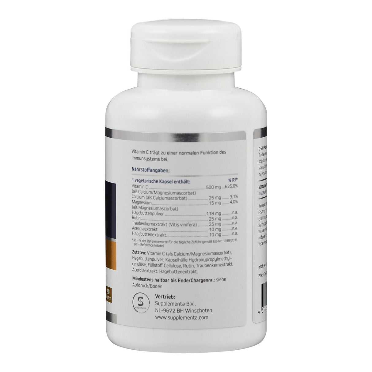 Eine weiße Plastikflasche mit einem Etikett, das die Nährstoffangaben eines Vitamin-C-Präparats zeigt. Die Flasche ist von hinten fotografiert, sodass der Text auf dem Etikett gut lesbar ist. Es sind Details zu den Inhaltsstoffen und der Haltbarkeit abgebildet.