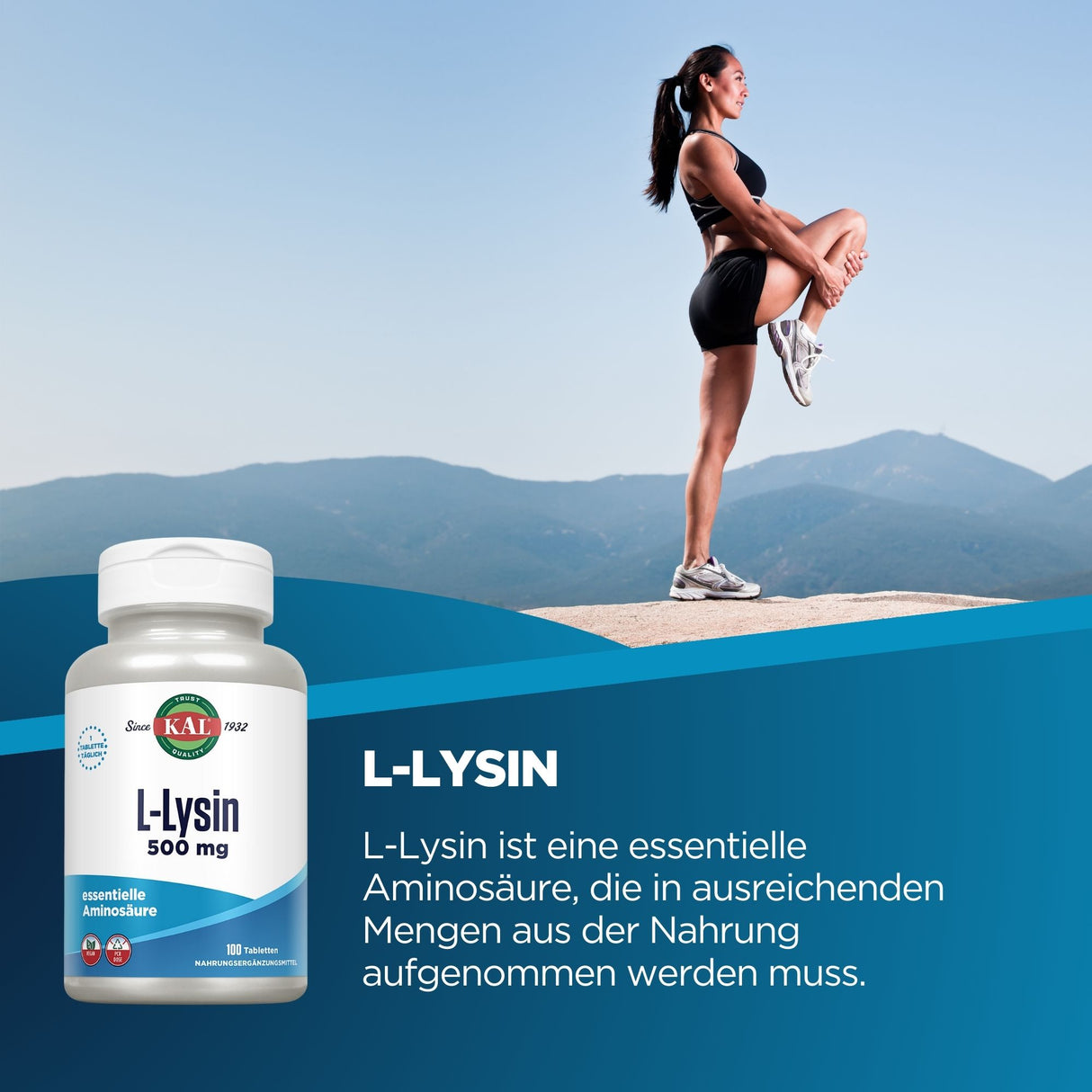 Eine Frau in Sportkleidung steht auf einem Bergplateau und dehnt ihr Bein. Im Vordergrund ist eine Flasche mit L-Lysin 500 mg von KAL zu sehen. Der Hintergrund zeigt eine Berglandschaft unter klarem Himmel. Text auf dem Bild beschreibt L-Lysin als essentielle Aminosäure.