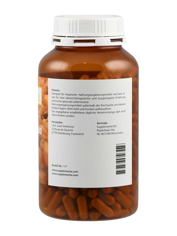 Braune Flasche mit weißem Etikett, enthält Nahrungsergänzungsmittel. Text beschreibt Lagerung und Herstellerinformationen. Geeignet für Vegetarier.