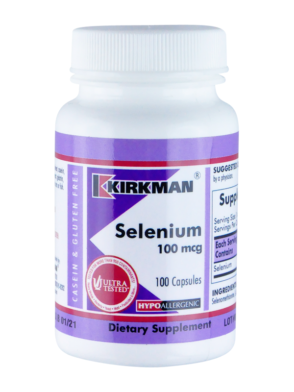 Ein weißes Plastikfläschchen mit violettem Etikett, auf dem "Kirkman Selenium 100 mcg" steht. Es enthält 100 Kapseln und ist hypoallergen sowie glutenfrei. Das Etikett zeigt auch das "Ultra Tested"-Siegel.