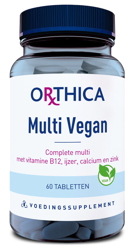 Ein Glasbehälter mit einem blauen Deckel enthält 60 Tabletten. Auf dem Etikett steht 'Orthica Multi Vegan', ein Nahrungsergänzungsmittel mit Vitamin B12, Eisen, Calcium und Zink. Ein grünes Symbol zeigt, dass das Produkt vegan ist.