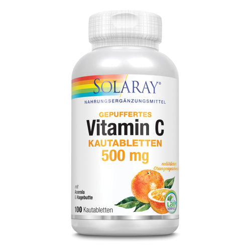 Eine weiße Plastikflasche mit der Aufschrift 'Solaray Gepuffertes Vitamin C Kautabletten 500 mg'. Auf der Flasche ist ein Regenbogen-Logo und ein Bild von Orangen. Unten steht '100 Kautabletten'.