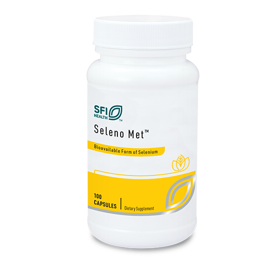 Das Bild zeigt eine weiße Plastikflasche mit einem gelben Etikett. Auf dem Etikett steht 'SFI Health Seleno Met™ Bioavailable Form of Selenium'. Die Flasche enthält 100 Kapseln eines Nahrungsergänzungsmittels. Es gibt ein grünes Logo auf der Flasche.