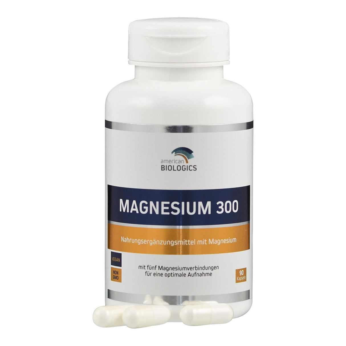 Eine weiße Plastikflasche mit dem Etikett 'American Biologics Magnesium 300' steht aufrecht. Auf dem Etikett sind Informationen über das Produkt angegeben, darunter 'Nahrungsergänzungsmittel mit Magnesium', 'vegan' und 'non GMO'. Drei weiße Kapseln liegen vor der Flasche.