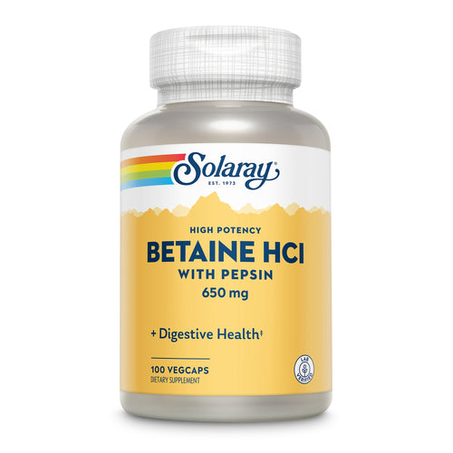 Das Bild zeigt eine Flasche des Nahrungsergänzungsmittels Solaray Betaine HCl mit Pepsin. Die Flasche ist weiß mit einem gelben Etikett, auf dem der Markenname und die Produktinformationen wie 'High Potency', '650 mg', und '100 VegCaps' stehen. Das Etikett enthält auch das Logo des Herstellers und einen Hinweis auf die Verdauungsgesundheit. Die Flasche hat einen weißen, geriffelten Deckel.
