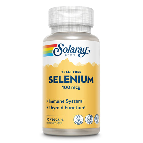 Eine Flasche des Nahrungsergänzungsmittels Solaray Selen 100 mcg ist zu sehen. Die Flasche ist weiß mit einem gelben Etikett, auf dem der Markenname Solaray und die Aufschrift "Yeast-Free Selenium 100 mcg" stehen. Zusätzlich sind die Vorteile für das Immunsystem und die Schilddrüsenfunktion hervorgehoben. Das Produkt enthält 90 vegane Kapseln und ist als Labor-geprüft gekennzeichnet. Symbole für vegan und Labor-geprüft sind ebenfalls abgebildet.